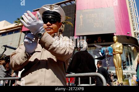 Un policier se tient devant le Kodak Theatre, sur le boulevard Hollywood, à Los Angeles, en Californie, le 24 février 2007, la veille des 79e Academy Awards. Photo de Douliery-Khayat-Hahn/ABACAPRESS.COM Banque D'Images