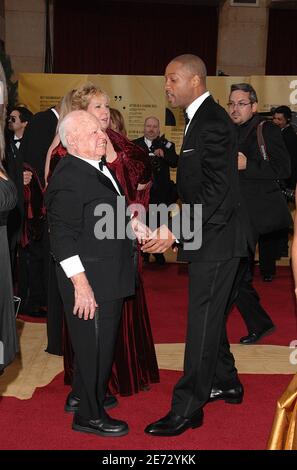 Will Smith discute avec Mickey Rooney lorsqu'ils arrivent au 79e Academy Awards, au Kodak Theatre sur Hollywood Boulevard à Los Angeles, Californie, États-Unis, le 25 février 2007. Photo de Hahn-Khayat-Douliery/ABACAPRESS.COM Banque D'Images