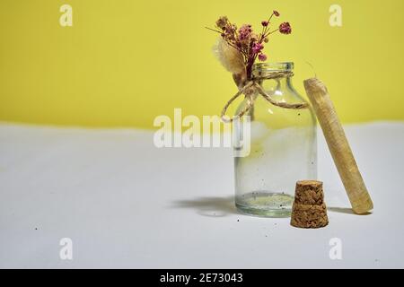 Un morceau de papier peint à l'intérieur de la gousse de verre et de la prise de bois sur fond blanc et jaune. Correspondance de style ancien et ancien. Banque D'Images