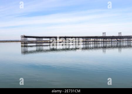 Quai minier connu sous le nom de Tinto Dock au coucher du soleil « muelle del Tinto ». C'est l'un des restes laissés par les Anglais à Huelva. Banque D'Images