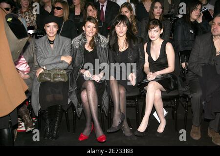 Helene de Fougerolles, Audrey Marnay, Mylène Jampanoi et Roxane Mesquida lors de la présentation de la collection prêt-à-porter Dior automne-hiver 2007-2008 dans le jardin des Tuileries à Paris, France, le 27 février 2007. Photo de Khayat-Guignebourg-Nebinger-Taamallah/ABACAPRESS.COM Banque D'Images