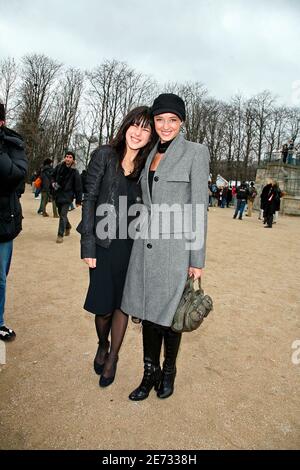 Mylène Jampanoi et Helene de Fougerolles assistent à la présentation de la collection prêt-à-porter Dior automne-hiver 2007-2008 au jardin des Tuileries à Paris, France, le 27 février 2007. Photo de Guignebourg-Nebinger-Taamallah/ABACAPRESS.COM Banque D'Images