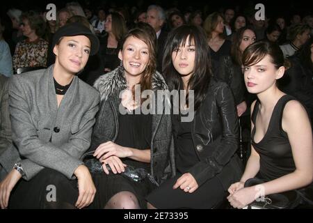 Helene de Fougerolles, Audrey Marnay, Mylène Jampanoi et Roxane Mesquida lors de la présentation de la collection prêt-à-porter Dior automne-hiver 2007-2008 dans le jardin des Tuileries à Paris, France, le 27 février 2007. Photo de Khayat-Guignebourg-Nebinger-Taamallah/ABACAPRESS.COM Banque D'Images