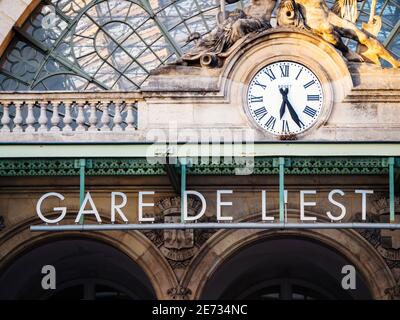 Paris, France - 13 octobre 2018 : matinée parisienne avec signalisation Gare de l'est et horloge à bord sur la façade emblématique tôt le matin Banque D'Images