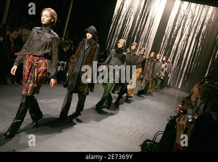 Les modèles présentent des créations de la créatrice de mode française Véronique Branquinho pour son spectacle de collection prêt-à-porter automne-hiver 2007-2008 qui s'est tenu à l'Elysée Montmartre à Paris, en France, le 28 février 2007. Photo de Taamallah-Guignebourg-Khayat/ABACAPRESS.COM Banque D'Images