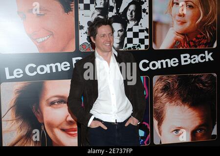 L'acteur britannique Hugh Grant pose pour des photos lors d'une séance photo à l'hôtel Ritz de Paris, en France, le 1er mars 2007, dans le cadre de la tournée européenne de promotion de son nouveau film 'Music and Lyrics'. Photo de Nicolas Khayat/ABACAPRESS.COM Banque D'Images
