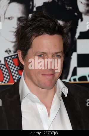 L'acteur britannique Hugh Grant pose pour des photos lors d'une séance photo à l'hôtel Ritz de Paris, en France, le 1er mars 2007, dans le cadre de la tournée européenne de promotion de son nouveau film 'Music and Lyrics'. Photo de Nicolas Khayat/ABACAPRESS.COM Banque D'Images