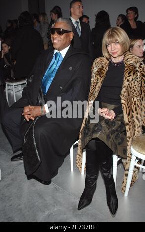 Andre Leon Talley et Anna Wintour assistent à la première ligne de la collection Yves Saint-Laurent automne-hiver 2007-2008 prêt-à-porter au Centre 2007-2008 Pompidou (alias Beaubourg) à Paris, France, le 1er mars 2007. Photo de Guignebourg-Khayat-Taamallah/ABACAPRESS.COM Banque D'Images