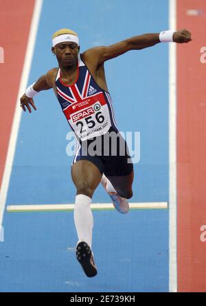 Phillips Idowu en Grande-Bretagne se livre à la qualification de triple saut pour hommes lors des championnats d'athlétisme en salle européens à Birmingham, Royaume-Uni, le 2 mars 2007. Photo de Nicolas Gouhier/Cameleon/ABACAPRESS.COM Banque D'Images