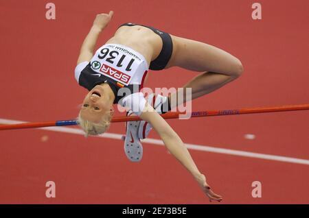 Ariane Friedrich, en Allemagne, est en compétition pour la qualification de saut en hauteur des femmes lors des championnats d'athlétisme en salle européens à Birmingham, au Royaume-Uni, le 2 mars 2007. Photo de Nicolas Gouhier/Cameleon/ABACAPRESS.COM Banque D'Images