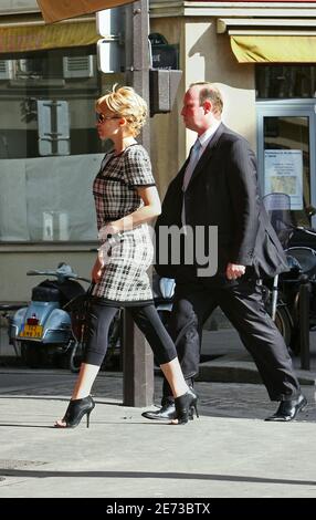 La chanteuse australienne Kylie Minogue après le défilé de mode de Chloe se rendant au magasin de la Dyptique achetant du parfum à Paris, France, le 3 mars 2007. Photo par ABACAPRESS.COM Banque D'Images