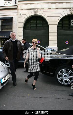 La chanteuse australienne Kylie Minogue après le défilé de mode de Chloe se rendant au magasin de la Dyptique achetant du parfum à Paris, France, le 3 mars 2007. Photo par ABACAPRESS.COM Banque D'Images