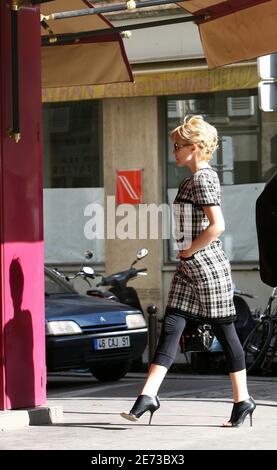 La chanteuse australienne Kylie Minogue après le défilé de mode de Chloe se rendant au magasin de la Dyptique achetant du parfum à Paris, France, le 3 mars 2007. Photo par ABACAPRESS.COM Banque D'Images