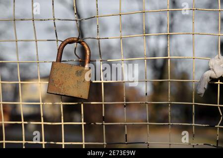 Cadenas corrosif et orange dans un parc ouvert à Kardzali Bulgarie en début de matinée avec soleil.07.01.2021. Bulgarie, Kardzhali. Banque D'Images