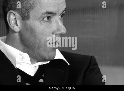 Paul le Guen, entraîneur du PSG, lors de la coupe UEFA deuxième manche du match de football de la première jambe PSG vs Benfica, au stade du Parc des Princes à Paris, en France, le 8 mars 2007. PSG a gagné 2-1. Photo de Mehdi Taamallah/Cameleon/ABACAPRESS.COM Banque D'Images