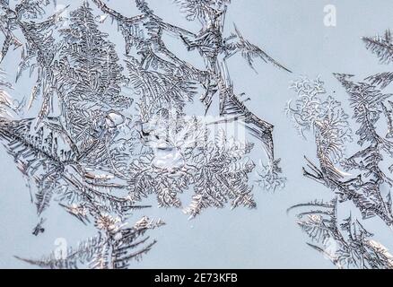 Cristaux de glace se formant sur le verre Banque D'Images