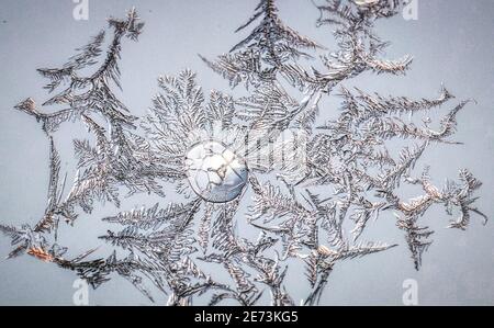 Cristaux de glace se formant sur le verre Banque D'Images