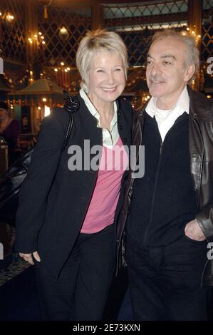 Daniele Gilbert et son mari assistent à une séance photo avec Jacques Collard aux Folies Bergère à Paris, France, le 11 mars 2007. Collard fait la promotion de son nouveau livre « Ma route Semee d'Etoiles » sur la comédie musicale « Cabaret ». Photo de Giancarlo Gorassini/ABACAPRESS.COM Banque D'Images
