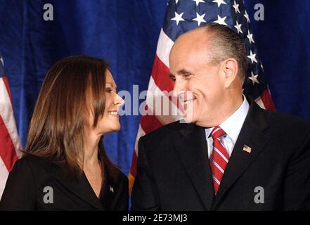 L'ancien maire Rudy Giuliani, candidat républicain à la présidence, flanqué de sa petite amie Judith Nathan, tient une conférence de presse à Washington DC, Etats-Unis, le 12 mars 2007. Photo par Olivier Douliery/ABACAPRESS.COM Banque D'Images