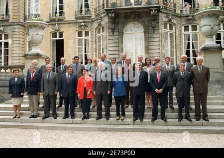 Le Premier ministre français Lionel Jospin pose avec son nouveau gouvernement, Martine Aubry, Marylise Lebranchu, Dominique Voynet, Elisabeth Guigou, Dominique Strauss-Kahn, Segolene Royal, Bernard Kouchner, Louis le Pensec, Jean-Claude Gayssot, Catherine Tratmann, Daniel Vaillant, Jean-Pierre Chevenemet, Brice Royal, Claude Pierret, Jean-Claude Allegre, Paris, Jean-Paul, Jean-Paul, Jean-Pierre, Jean-Pierre, Jean, Jean-Pierre, Jean Lalonde, Jean-Paul Allegre (France), 1997 juin Photo de Mousse/ABACAPRESS.COM Banque D'Images