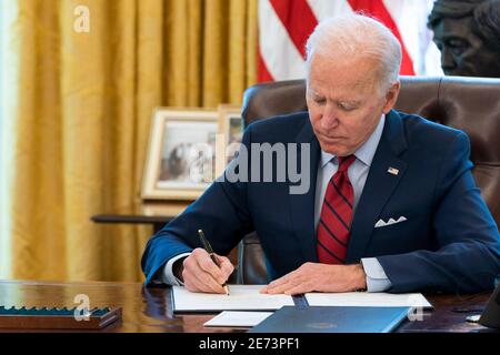 Washington, États-Unis d'Amérique. 28 janvier 2021. Le président américain Joe Biden signe des décrets sur les soins de santé dans le Bureau ovale de la Maison Blanche le 28 janvier 2021 à Washington, DC crédit: Planetpix/Alay Live News Banque D'Images