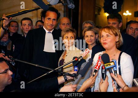 Le docteur français Laurence Tramois sourit avec l'infirmière Chantal Chanel lorsqu'ils parlent aux médias à la salle d'audience de Périgueux, dans le sud-ouest de la France, le 15 mars 2007, à la fin de leur essai d'euthanasie. Un tribunal français a prononcé jeudi une peine de prison avec sursis d'un an devant un médecin qui a prescrit un surdosage mortel à un patient atteint d'un cancer en phase terminale.a la fin d'un procès qui a alimenté le débat en France sur les décisions d'aide à la mort, le tribunal a trouvé Laurence Tramois, 35 ans, Coupable d'empoisonnement, l'infirmière Chantal Chanel, 40 ans, qui a administré la dose fatale, a été autorisée. Photo de Patrick Bernard/ABACAPRES Banque D'Images