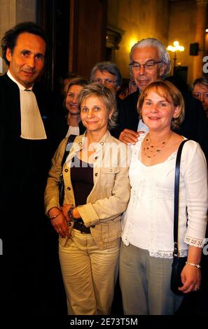 Le docteur français Laurence Tramois sourit avec l'infirmière Chantal Chanel lorsqu'ils parlent aux médias à la salle d'audience de Périgueux, dans le sud-ouest de la France, le 15 mars 2007, à la fin de leur essai d'euthanasie. Un tribunal français a prononcé jeudi une peine de prison avec sursis d'un an devant un médecin qui a prescrit un surdosage mortel à un patient atteint d'un cancer en phase terminale.a la fin d'un procès qui a alimenté le débat en France sur les décisions d'aide à la mort, le tribunal a trouvé Laurence Tramois, 35 ans, Coupable d'empoisonnement, l'infirmière Chantal Chanel, 40 ans, qui a administré la dose fatale, a été autorisée. Photo de Patrick Bernard/ABACAPRES Banque D'Images