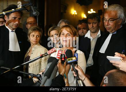 Le docteur français Laurence Tramois sourit avec l'infirmière Chantal Chanel lorsqu'ils parlent aux médias à la salle d'audience de Périgueux, dans le sud-ouest de la France, le 15 mars 2007, à la fin de leur essai d'euthanasie. Un tribunal français a prononcé jeudi une peine de prison avec sursis d'un an devant un médecin qui a prescrit un surdosage mortel à un patient atteint d'un cancer en phase terminale.a la fin d'un procès qui a alimenté le débat en France sur les décisions d'aide à la mort, le tribunal a trouvé Laurence Tramois, 35 ans, Coupable d'empoisonnement, l'infirmière Chantal Chanel, 40 ans, qui a administré la dose fatale, a été autorisée. Photo de Patrick Bernard/ABACAPRES Banque D'Images