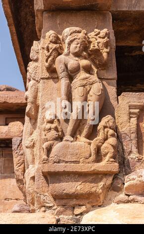 Aihole, Karnataka, Inde - 7 novembre 2013 : Temple de Khan Lad. Gros plan de la statue de la femme en pierre brune sur la colonne au coin de la mandapame. Banque D'Images