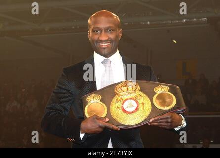 La Souleymane m'Baye de France pose avec le championnat de poids-lourd de boxe WBA du trophée mondial, à Levallois-Perret, en France, le 17 mars 2007. Photo de Christophe Guibbbaud/Cameleon/ABACAPRESS.COM Banque D'Images