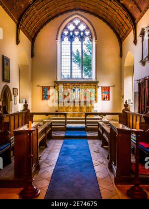 L'église de Kintbury était une cathédrale saxonne, mais la plupart des bâtiments actuels datent du XIIe siècle. Il a de bonnes portes normandes au nord et à l'ouest Banque D'Images