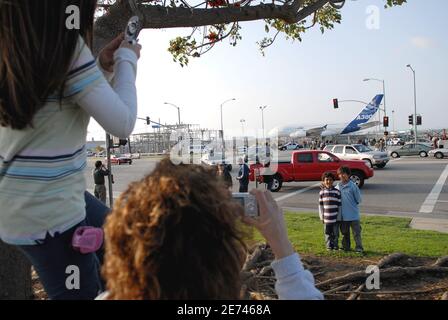 L'Airbus A380 a atterri pour la première fois à l'aéroport international de Los Angeles le 19 mars 2007. L'A380, le plus grand avion de ligne au monde, a atterri à LAX dans le cadre d'un vol d'essai par Quantas Airlines. Photo de Lionel Hahn/ABACAPRESS.COM Banque D'Images