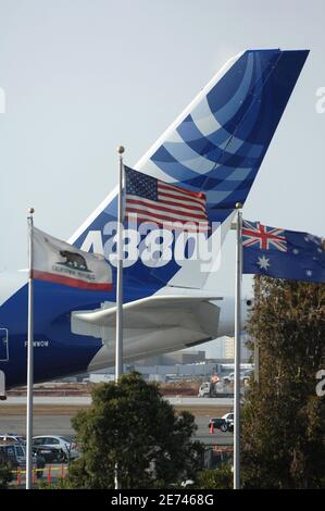 L'Airbus A380 a atterri pour la première fois à l'aéroport international de Los Angeles le 19 mars 2007. L'A380, le plus grand avion de ligne au monde, a atterri à LAX dans le cadre d'un vol d'essai par Quantas Airlines. Photo de Lionel Hahn/ABACAPRESS.COM Banque D'Images