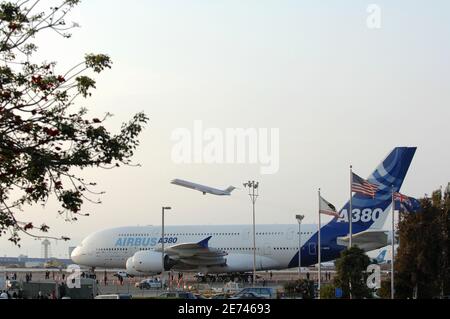 L'Airbus A380 a atterri pour la première fois à l'aéroport international de Los Angeles le 19 mars 2007. L'A380, le plus grand avion de ligne au monde, a atterri à LAX dans le cadre d'un vol d'essai par Quantas Airlines. Photo de Lionel Hahn/ABACAPRESS.COM Banque D'Images