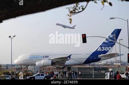 L'Airbus A380 a atterri pour la première fois à l'aéroport international de Los Angeles le 19 mars 2007. L'A380, le plus grand avion de ligne au monde, a atterri à LAX dans le cadre d'un vol d'essai par Quantas Airlines. Photo de Lionel Hahn/ABACAPRESS.COM Banque D'Images