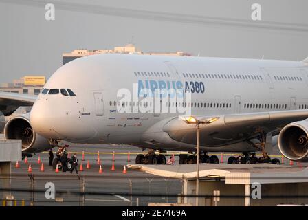 L'Airbus A380 a atterri pour la première fois à l'aéroport international de Los Angeles le 19 mars 2007. L'A380, le plus grand avion de ligne au monde, a atterri à LAX dans le cadre d'un vol d'essai par Quantas Airlines. Photo de Lionel Hahn/ABACAPRESS.COM Banque D'Images