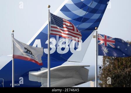 L'Airbus A380 a atterri pour la première fois à l'aéroport international de Los Angeles le 19 mars 2007. L'A380, le plus grand avion de ligne au monde, a atterri à LAX dans le cadre d'un vol d'essai par Quantas Airlines. Photo de Lionel Hahn/ABACAPRESS.COM Banque D'Images