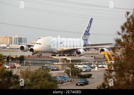 L'Airbus A380 a atterri pour la première fois à l'aéroport international de Los Angeles le 19 mars 2007. L'A380, le plus grand avion de ligne au monde, a atterri à LAX dans le cadre d'un vol d'essai par Quantas Airlines. Photo de Lionel Hahn/ABACAPRESS.COM Banque D'Images