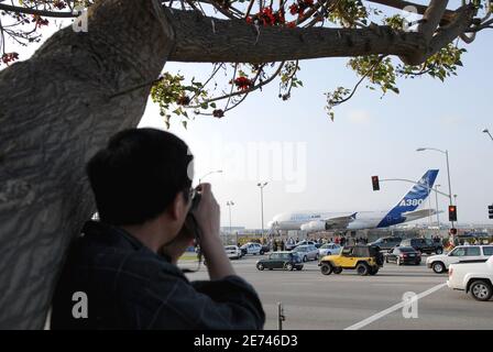 L'Airbus A380 a atterri pour la première fois à l'aéroport international de Los Angeles le 19 mars 2007. L'A380, le plus grand avion de ligne au monde, a atterri à LAX dans le cadre d'un vol d'essai par Quantas Airlines. Photo de Lionel Hahn/ABACAPRESS.COM Banque D'Images