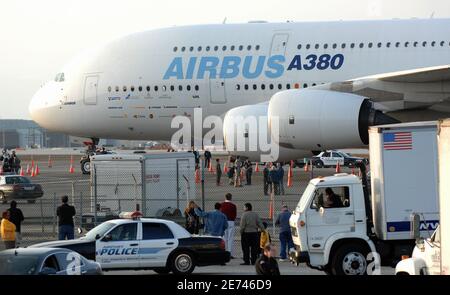 L'Airbus A380 a atterri pour la première fois à l'aéroport international de Los Angeles le 19 mars 2007. L'A380, le plus grand avion de ligne au monde, a atterri à LAX dans le cadre d'un vol d'essai par Quantas Airlines. Photo de Lionel Hahn/ABACAPRESS.COM Banque D'Images