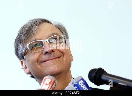 Alain Morvan, recteur de l'académie de Lyon (haut responsable régional de l'éducation), tient une conférence de presse après qu'il a été congédié par le ministre français de l'éducation pour s'être vigoureusement opposé à une nouvelle école musulmane et s'être publiquement plaint de la pression de Paris pour cesser d'entraver son ouverture, à Lyon, en France, le 21 mars 2007. Photo de Vincent Dargent/ABACAPRESS.COM Banque D'Images