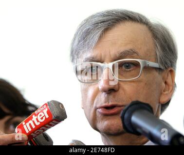 Alain Morvan, recteur de l'académie de Lyon (haut responsable régional de l'éducation), tient une conférence de presse après qu'il a été congédié par le ministre français de l'éducation pour s'être vigoureusement opposé à une nouvelle école musulmane et s'être publiquement plaint de la pression de Paris pour cesser d'entraver son ouverture, à Lyon, en France, le 21 mars 2007. Photo de Vincent Dargent/ABACAPRESS.COM Banque D'Images