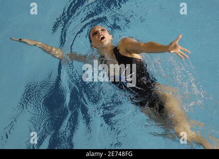 La Virginie Dedieu de France joue en finale libre solo de natation synchronisée lors des 12e Championnats du monde de la FINA, à la Rod laver Arena, à Melbourne, en Australie, le 22 mars 2007. Photo de Nicolas Gouhier/Cameleon/ABACAPRESS.COM Banque D'Images