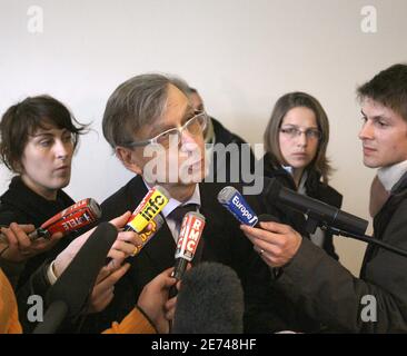 Alain Morvan, recteur de l'académie de Lyon (haut responsable régional de l'éducation), tient une conférence de presse après qu'il a été congédié par le ministre français de l'éducation pour s'être vigoureusement opposé à une nouvelle école musulmane et s'être publiquement plaint de la pression de Paris pour cesser d'entraver son ouverture, à Lyon, en France, le 21 mars 2007. Photo de Vincent Dargent/ABACAPRESS.COM Banque D'Images