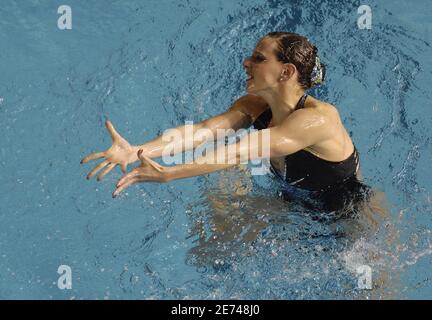 La Virginie Dedieu de France joue en finale libre solo de natation synchronisée lors des 12e Championnats du monde de la FINA, à la Rod laver Arena, à Melbourne, en Australie, le 22 mars 2007. Photo de Nicolas Gouhier/Cameleon/ABACAPRESS.COM Banque D'Images