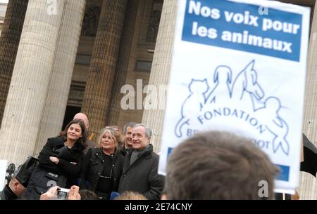 Brigitte Bardot, actrice française et célèbre militante des droits des animaux, et Jean Tiberi, ancien maire de Paris, assistent à une manifestation sur les droits des animaux qui s'est tenue devant le Panthéon à Paris, en France, le 24 mars 2007. Photo de Nicolas Khayat/ABACAPRESS.COM Banque D'Images