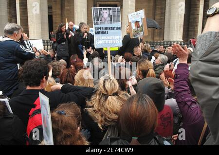 Brigitte Bardot, actrice française et célèbre militante des droits des animaux, assiste à une manifestation sur les droits des animaux qui s'est tenue devant le Panthéon à Paris, en France, le 24 mars 2007. Photo de Nicolas Khayat/ABACAPRESS.COM Banque D'Images