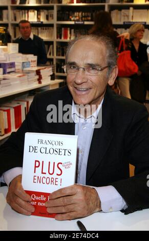 L'écrivain français François de placards pose lors de la Foire du livre 'le salon du Livre' qui s'est tenue à la porte de Versailles, à Paris, le 24 mars 2007. Photo de Denis Guignebourg/ABACAPRESS.COM Banque D'Images