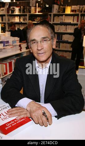 L'écrivain français François de placards pose lors de la Foire du livre 'le salon du Livre' qui s'est tenue à la porte de Versailles, à Paris, le 24 mars 2007. Photo de Denis Guignebourg/ABACAPRESS.COM Banque D'Images