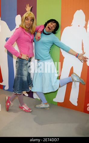 Les acteurs français Samantha et Chantal de l'émission de télévision sur France 2 pose de chaîne lors de la Foire du Livre 'le salon du Livre' qui s'est tenue à la porte de Versailles, à Paris, France, le 24 mars 2007. Photo de Denis Guignebourg/ABACAPRESS.COM Banque D'Images